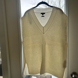 Never worn Massimo Dutti cream sweater vest in M-L